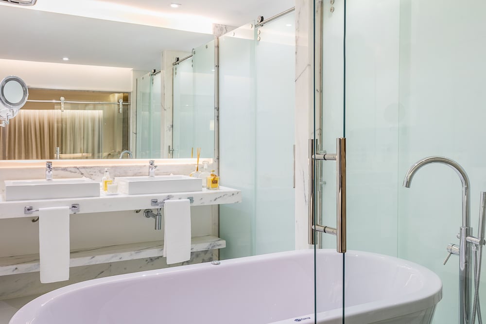 Deluxe Double Room, Jetted Tub thumbnail 6