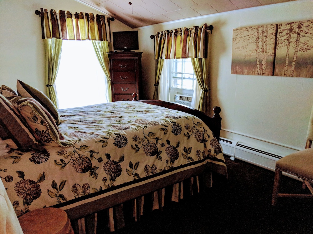 Deluxe Single Room, 1 Queen Bed, Fireplace, Garden View (Rochester) photo 1