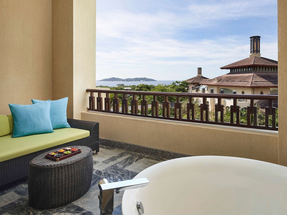 Deluxe Room, 1 King Bed, Ocean View photo 1
