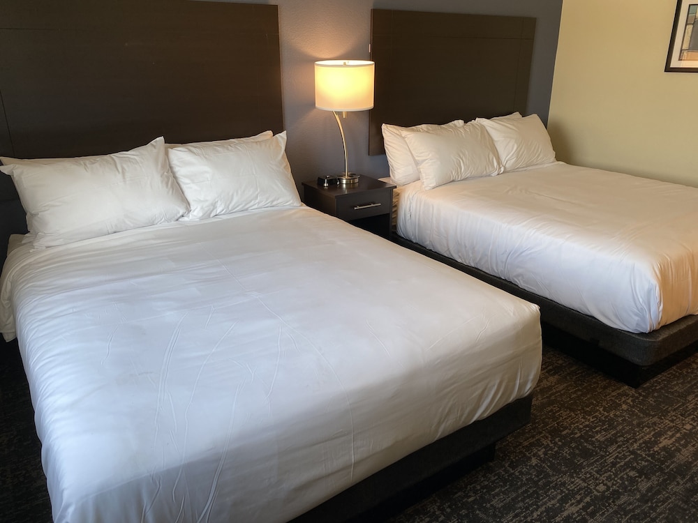 Two Queen Guestroom, Non-Smoking - Photo 3