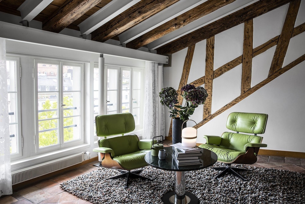 Courtyard Queen Room