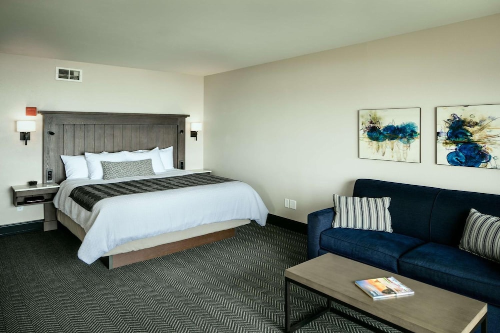 Deluxe Room, 1 King Bed, Oceanfront photo 2