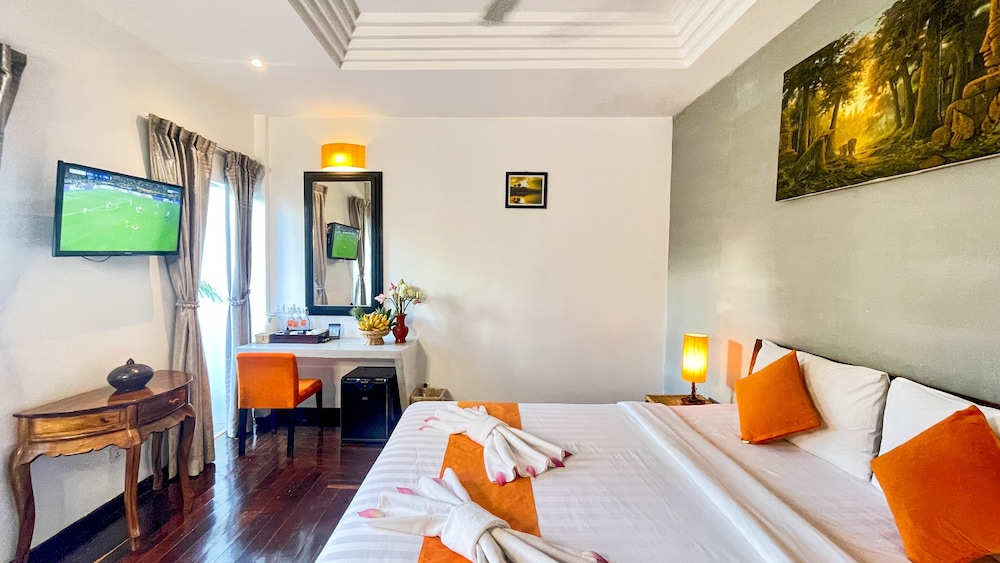 Family Room, Balcony, Pool View (Free Bus Station Pick up) - Photo 5