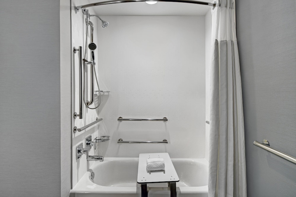 Room, 2 Queen Beds (Mobility/Hearing Accessible, Tub) - Photo 4