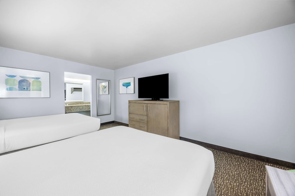 Standard Room, 2 Queen Beds, Non Smoking, Refrigerator & Microwave - Photo 2