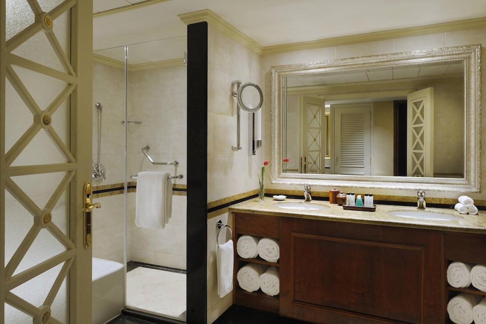 Suite, 1 King Bed, Balcony thumbnail 6