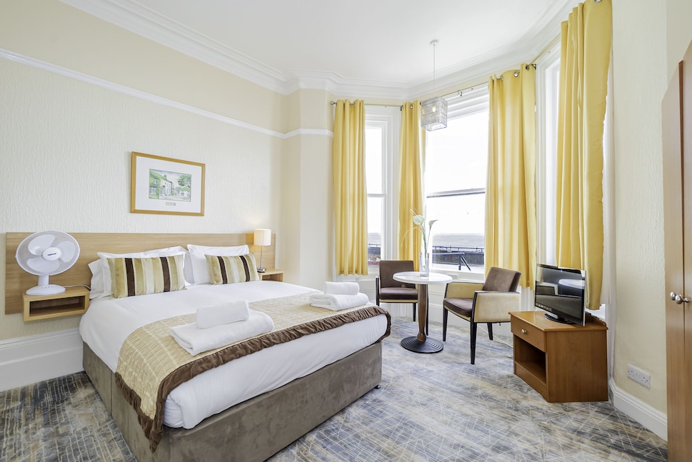 Classic Double Room, Ensuite, Sea View photo 3