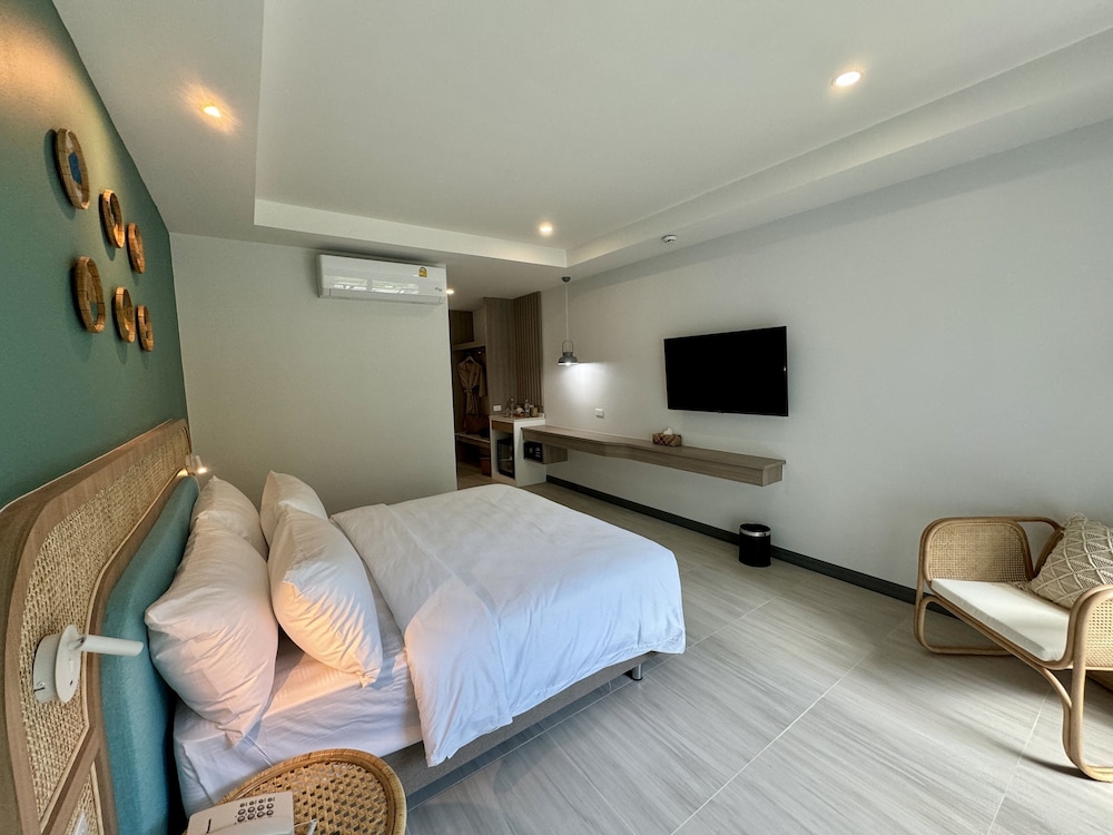 Superior Room, 1 King Bed, Pool View - Photo 10