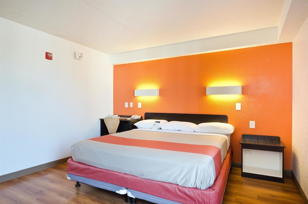 Standard Room, 1 King Bed, Accessible, Non Smoking photo 3