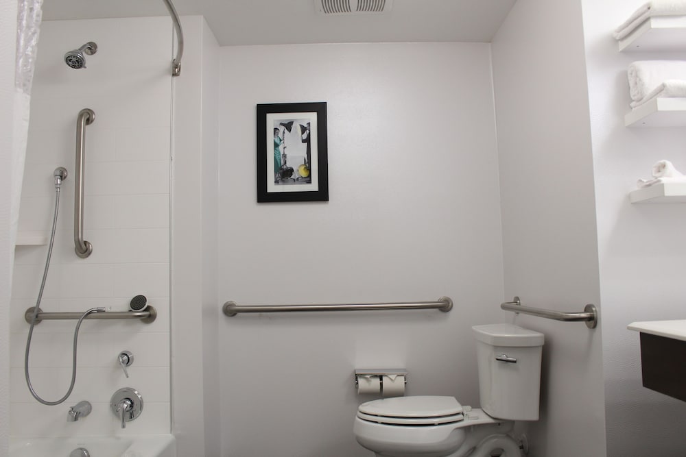 Junior Suite, 1 King Bed, Accessible, Bathtub