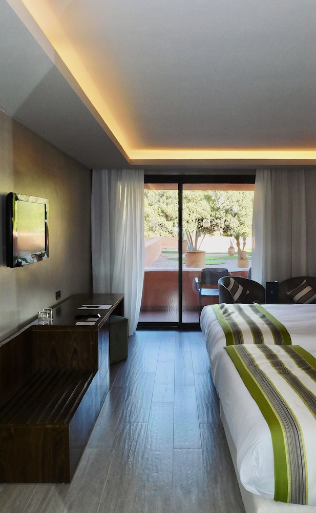 Deluxe Room King Bed Pool View thumbnail 5