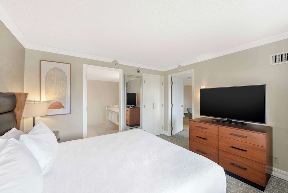 Suite - 1 King Bed with Queen Sofabed - High Floor - Photo 4