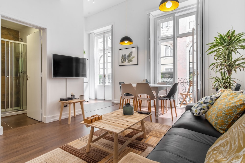 Design Apartment, 3 Bedrooms, Balcony, City View ( CH9 ) photo 1
