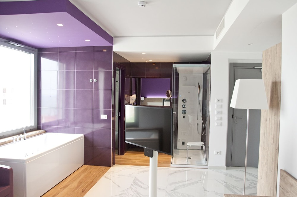 Premium Studio Suite, 1 Queen Bed, Hot Tub, Sea View photo 2
