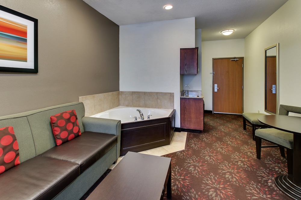 Suite, 1 King Bed - Photo 4