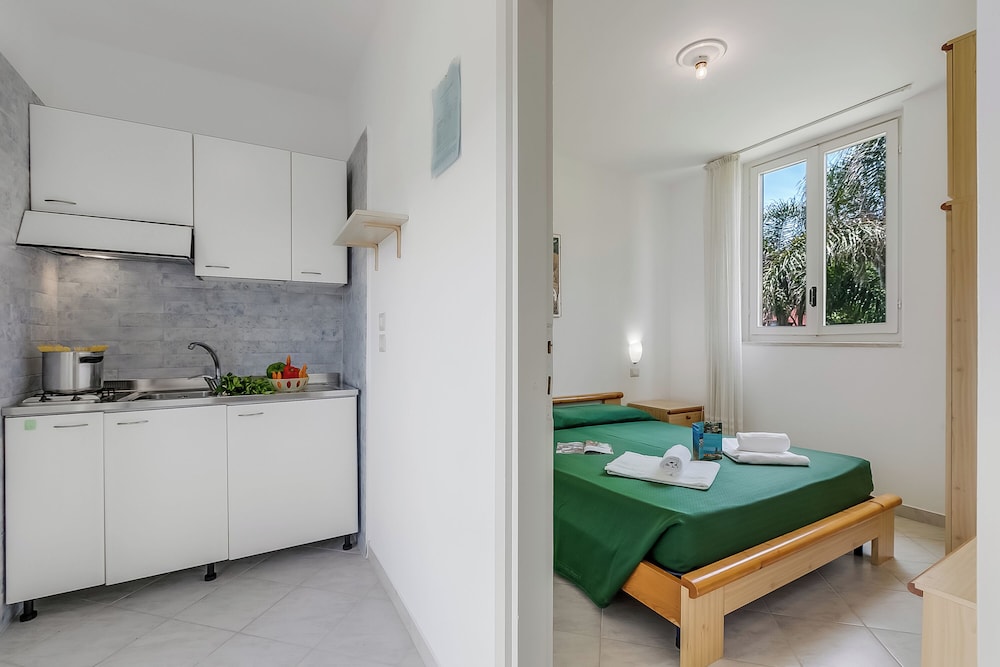 Family Apartment, Multiple Bedrooms, Sea Facing (Le Onde Apartment 5 with Pool n.115/b)