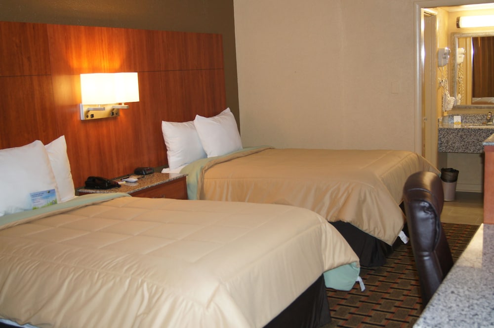 Basic Room, 2 Double Beds, Non Smoking, Private Bathroom photo 1