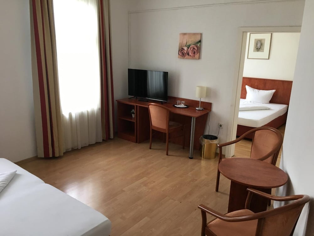 Family Double Or Twin Room, 2 Bedrooms (2 Connecting Bedrooms) photo 2