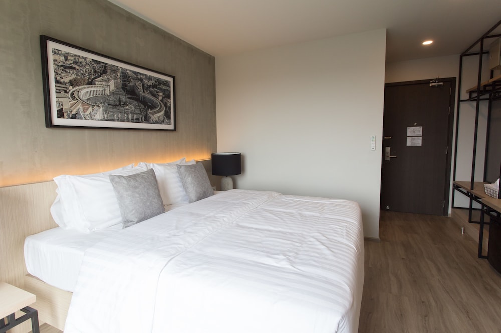 Standard Double Room, 1 King Bed, Non Smoking photo 3