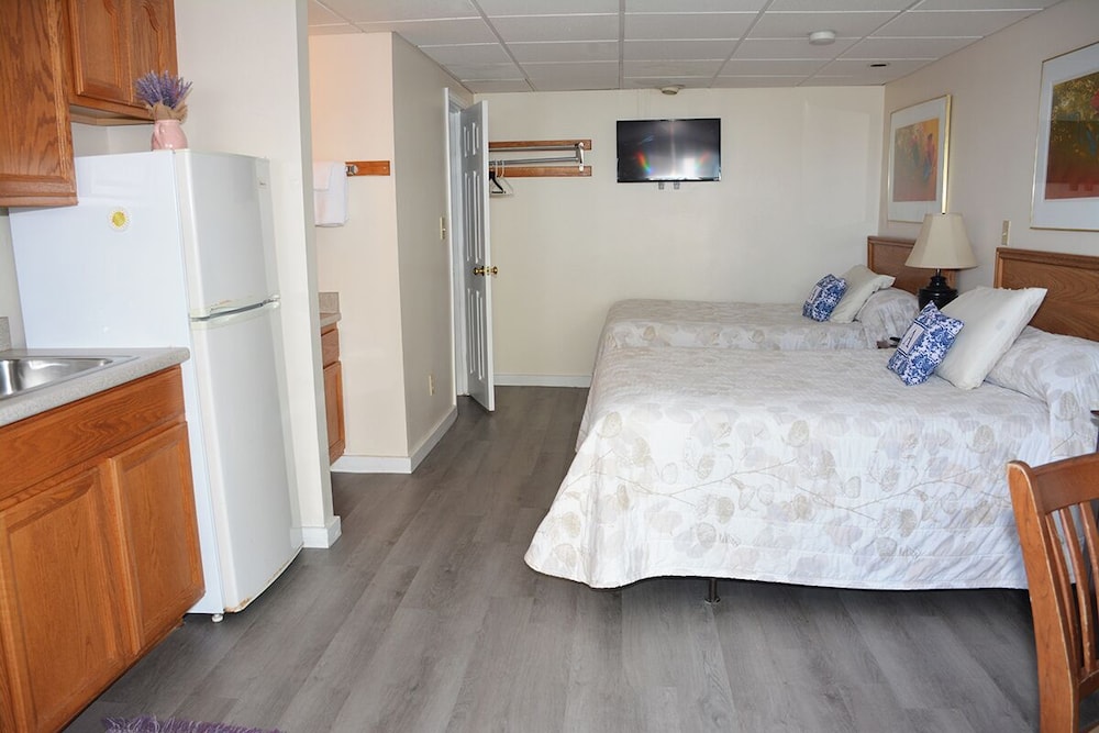 Room, 2 Double Beds, Kitchenette, Partial Ocean View