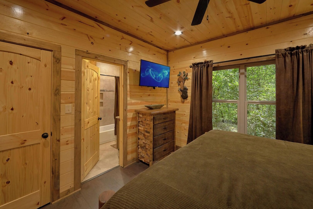 House, Multiple Beds, Hot Tub, Pool View (Adventure Lodge)