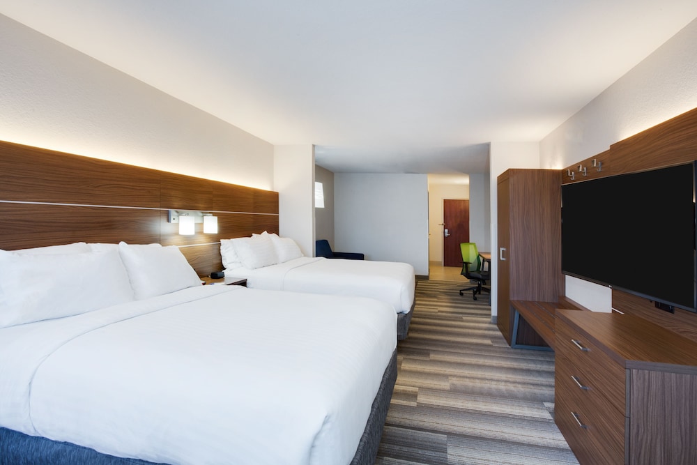 Suite, 2 Queen Beds - Photo 3