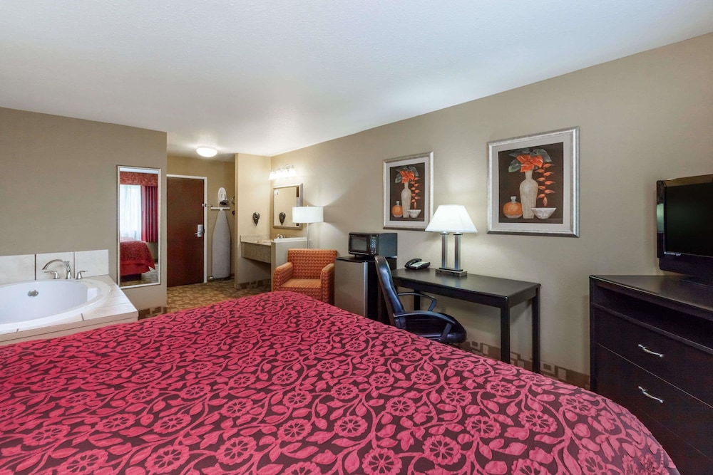 Suite, 1 King Bed, Jetted Tub - Photo 2