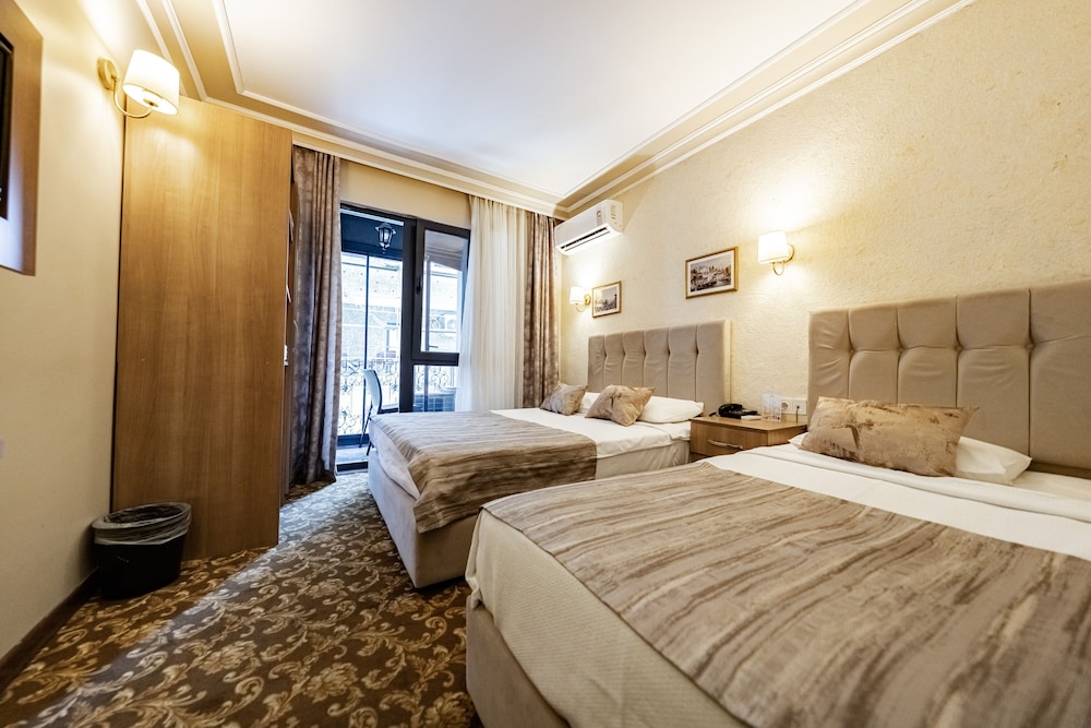 Standard Room with City View and French Balcony (Twin Bed) - Photo 4