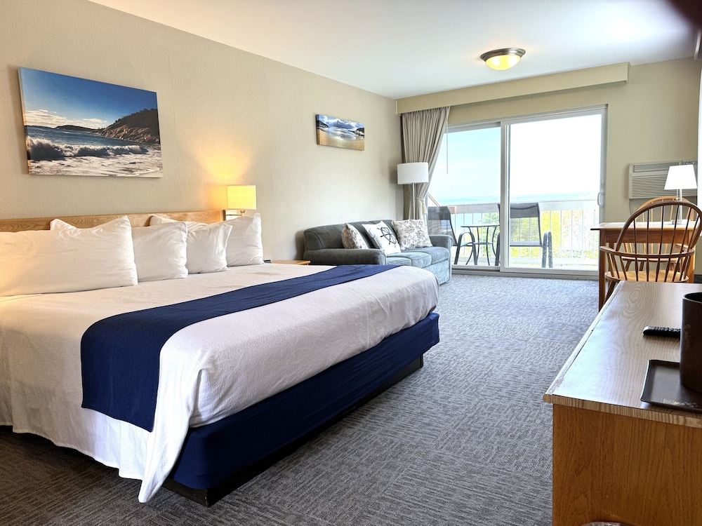 Superior Room, 1 King Bed with Sofa Bed, Balcony, Ocean View (3rd Floor NON-PET) photo 2