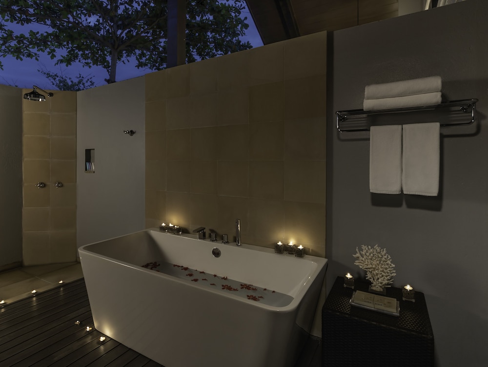 1 Bedroom Ocean Suite with Pool, King - Photo 6