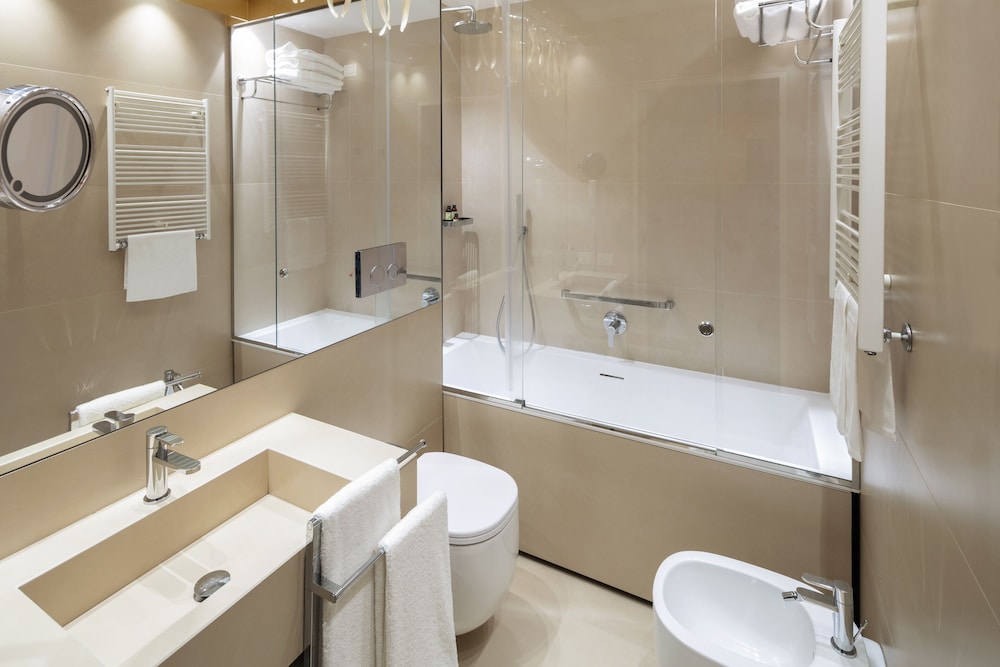 Premium Room (Partial Canal View) thumbnail 6