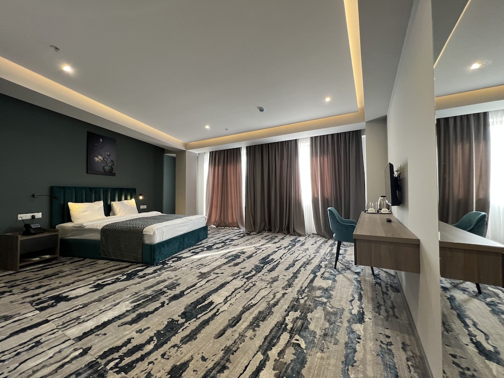Deluxe Room, 1 King Bed, Balcony - Photo 3