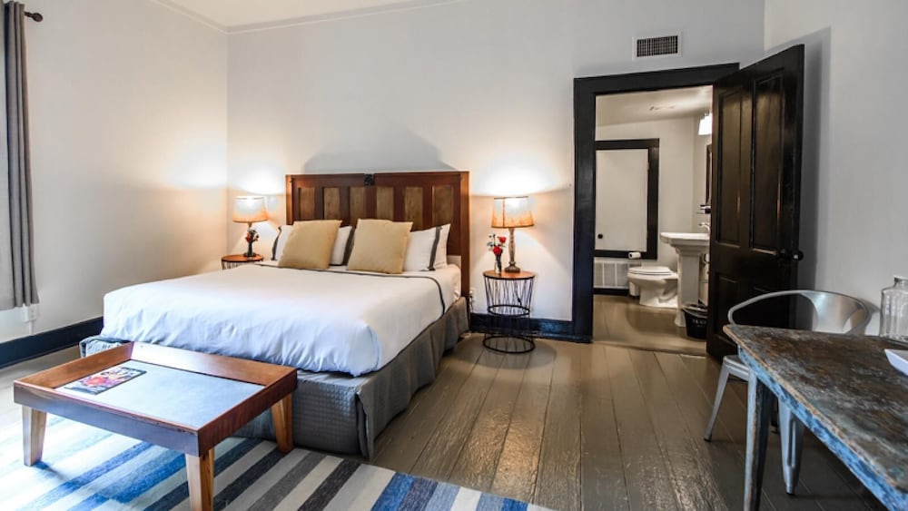 Suite 7 photo 1