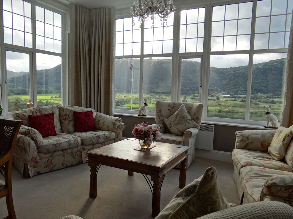 Conwy Suite - Mountain View photo 2
