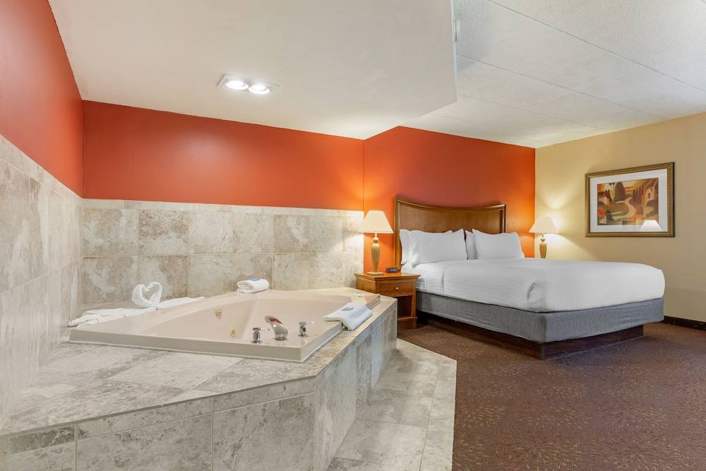 Suite, 1 King Bed - Photo 3