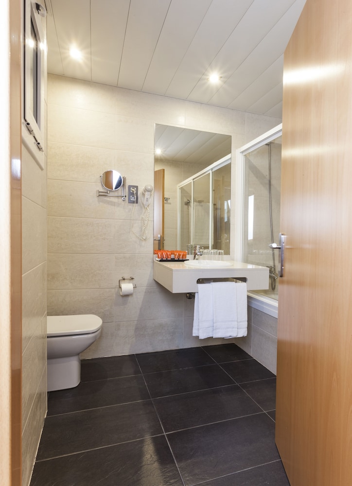 Standard Twin Room, Balcony - Photo 4