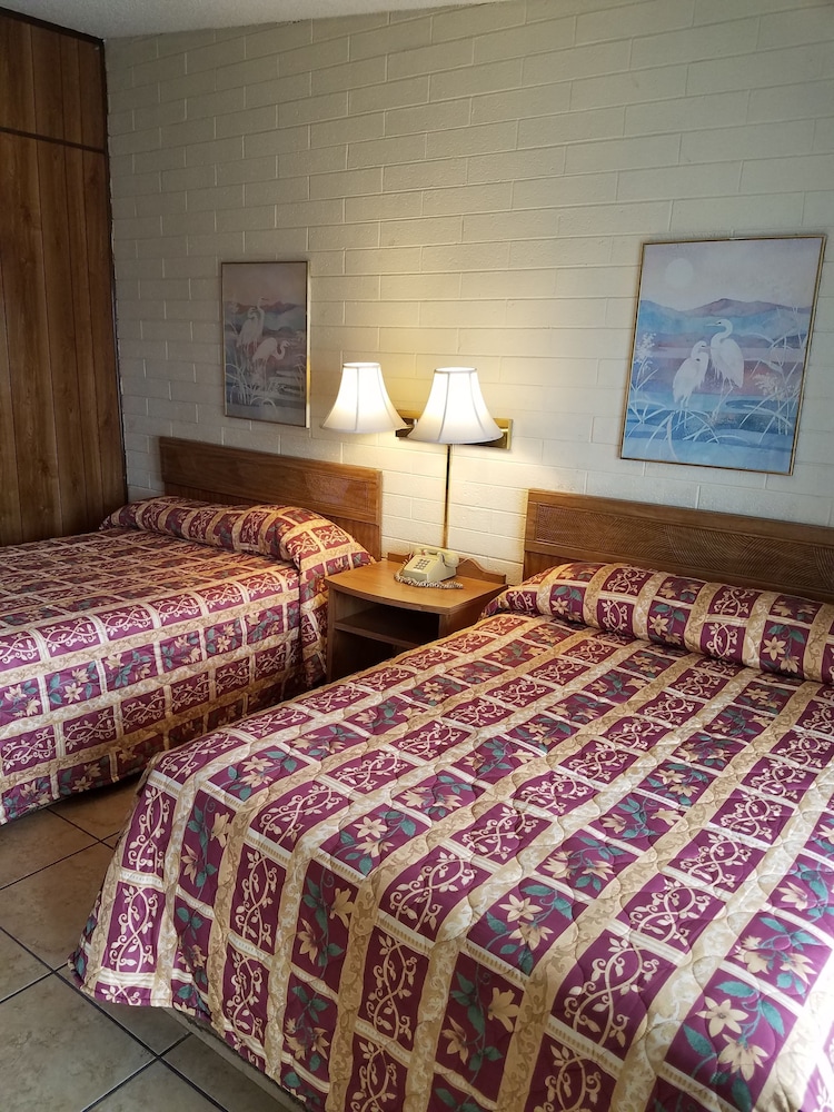 Room, 2 Queen Beds, Smoking photo 1