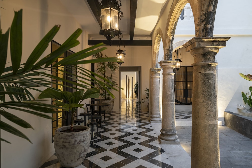 Luxury Room, 1 King Bed, Courtyard View, Ground Floor photo 2