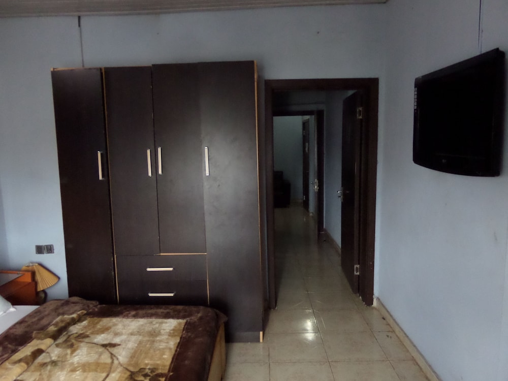 Business Suite, 1 King Bed, Non Smoking, Pool View photo 3