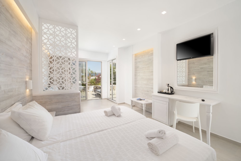 Deluxe Room, Terrace, Pool View