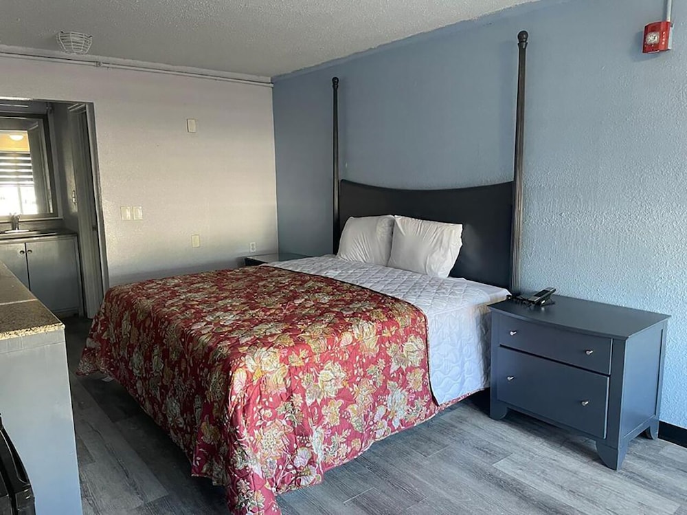 Standard Single Room, 1 King Bed, Non Smoking photo 1