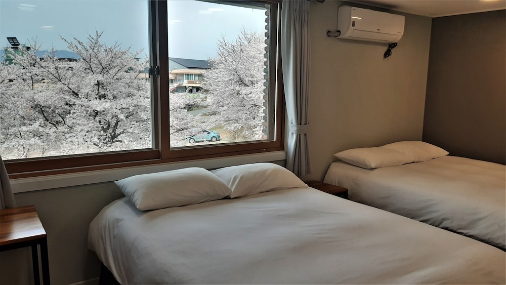 Double Twin Room - Photo 1