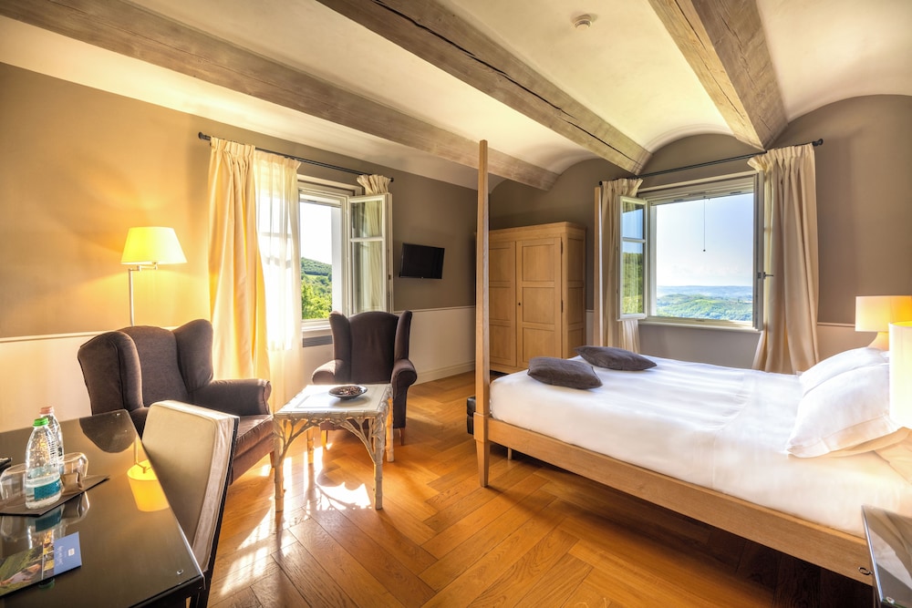 Junior Suite, 1 Queen Bed photo 2