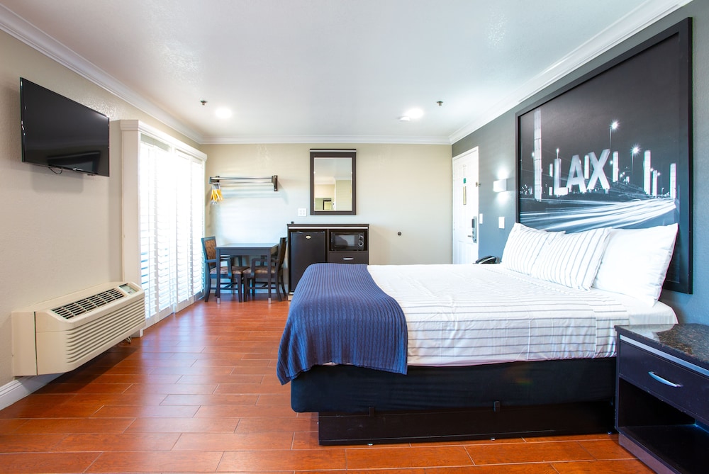 Deluxe King Bed with Balcony photo 3
