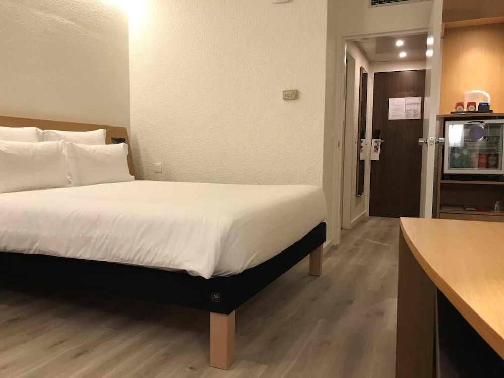 Standard Room, 1 Double Bed with Sofa bed, Pool View - Photo 3