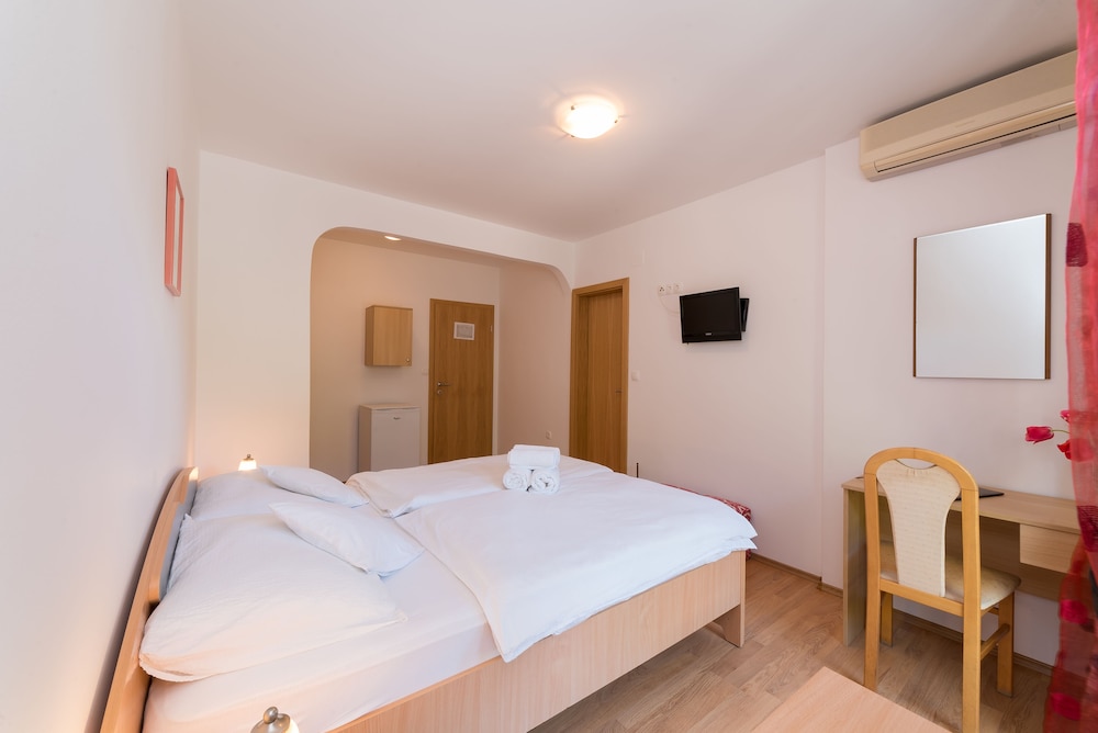 Deluxe Double Room, Garden View (104)