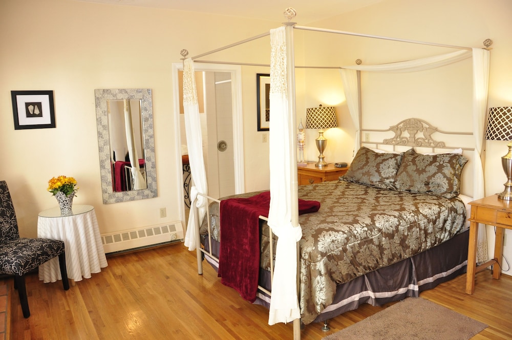 Deluxe Room, 1 Queen Bed photo 3