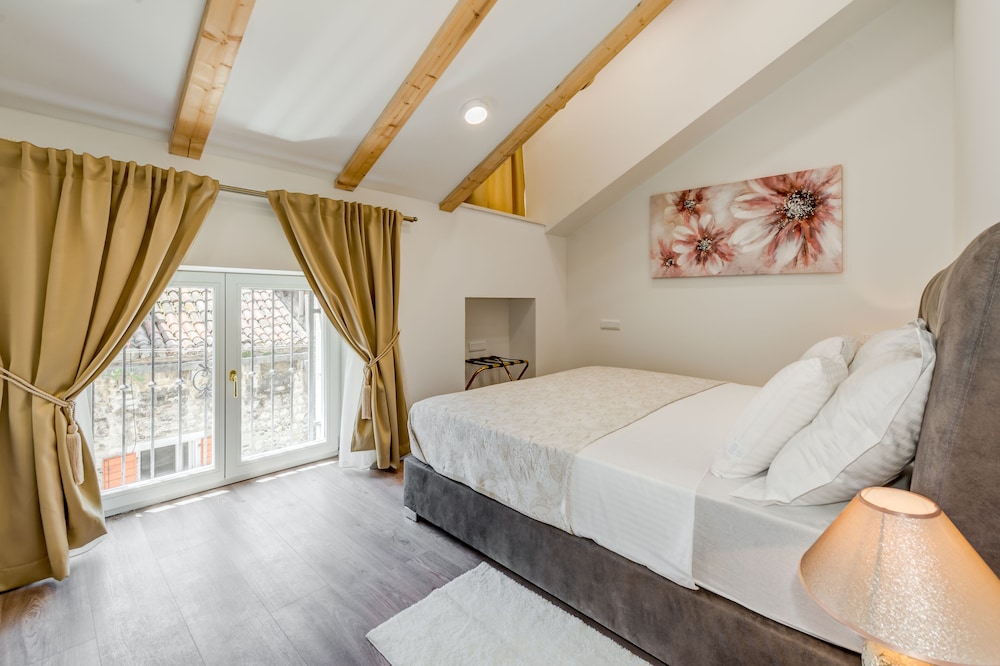Deluxe Double Room - Photo 8