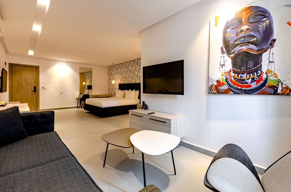 Luxury Suite - Photo 7
