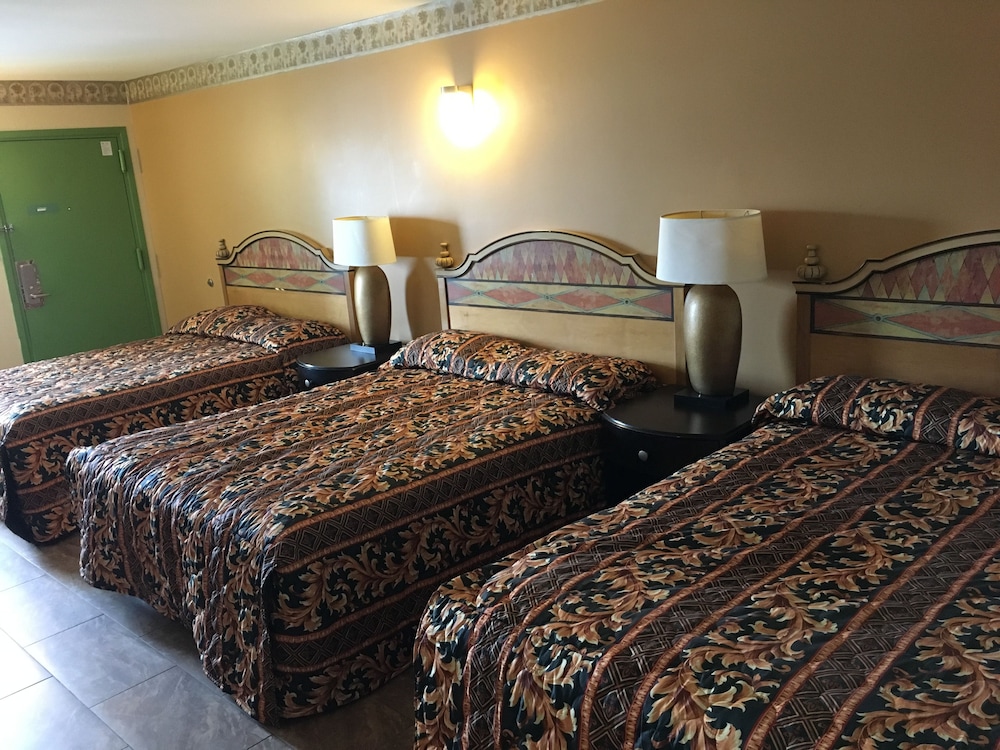 Deluxe Room, 3 Queen Beds - Photo 3